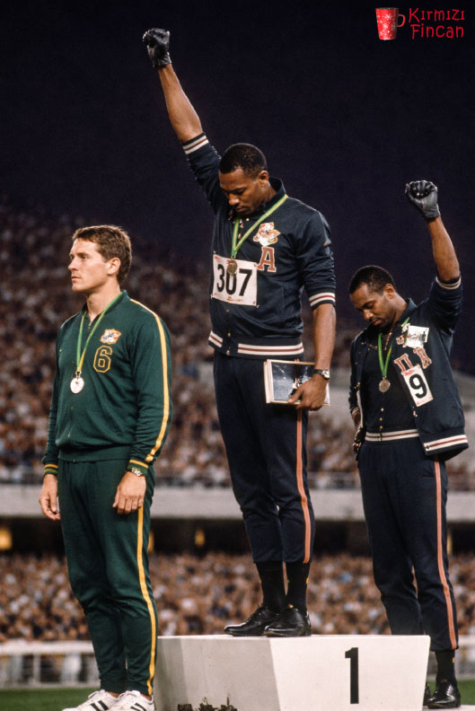 Bir-1968-Hikayesi-–-Peter-Norman,-John-Carlos-ve-Tommie-Smith-–-Siyah-Eldivenler-Ilistrasyonu.-AI-tarafindan-Kirmizi-fincan-icin-sanatsal-olarak-yorumlanmistir